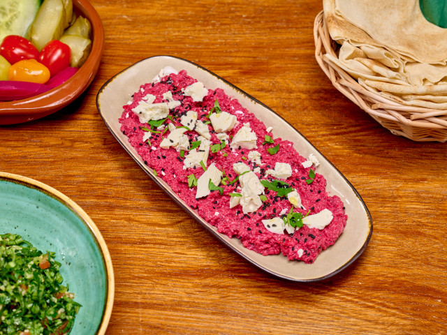 SesaMo Dip van rode biet met witte kaas en zwarte sesamzaadjes